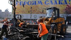 Работники коммунальных служб убирают мусор на площади Независимости в Киеве Работники коммунальных служб убирают мусор на площади Независимости в Киеве