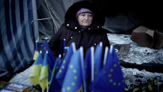 Продажа флажков Евросоюза и Украины в Киеве, Украина. Архивное фото Продажа флажков Евросоюза и Украины в Киеве, Украина. Архивное фото