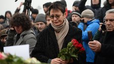 Ирина Хакамада возлагает цветы на месте убийства политика Бориса Немцова. Архивное фото Ирина Хакамада возлагает цветы на месте убийства политика Бориса Немцова. Архивное фото