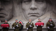Перезахоронение останков солдат. Архивное фото Перезахоронение останков солдат. Архивное фото