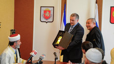 Глава Крыма Сергей Аксенов с паломниками Глава Крыма Сергей Аксенов с паломниками