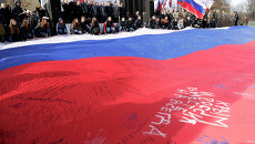 Участники торжественного митинга по случаю празднования годовщины Крымской весны в Симферополе Участники торжественного митинга по случаю празднования годовщины Крымской весны в Симферополе