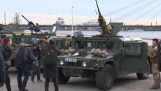 Дети играли с пулеметами на бронетехнике американской военной колонны в Риге Дети играли с пулеметами на бронетехнике американской военной колонны в Риге
