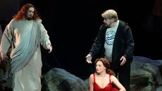 Андрис Людвигс в роли Иисуса, Майрам Соколова в роли Венеры и солист Датской Королевской оперы Стиг Андерсон в роли Генриха Тангейзера в опере Рихарда Вагнера Тангейзер. Архивное фото Андрис Людвигс в роли Иисуса, Майрам Соколова в роли Венеры и солист Датской Королевской оперы Стиг Андерсон в роли Генриха Тангейзера в опере Рихарда Вагнера Тангейзер. Архивное фото