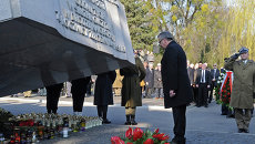 Президент Польши Бронислав Коморовский возле мемориала, посвященного памяти жертв авиакатастрофы Ту-154 М под Смоленском. Варшава, Польша. Архивное фото Президент Польши Бронислав Коморовский возле мемориала, посвященного памяти жертв авиакатастрофы Ту-154 М под Смоленском. Варшава, Польша. Архивное фото