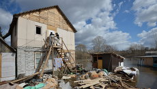 Мусор, принесенный талыми водами в результате прорыва дамбы на малой реке Тула под Новосибирском Мусор, принесенный талыми водами в результате прорыва дамбы на малой реке Тула под Новосибирском
