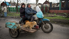 Местные жители на мотоцикле в селе Никишино Донецкой области Местные жители на мотоцикле в селе Никишино Донецкой области