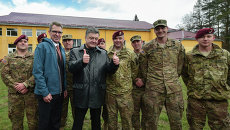 Президент Украины Петр Порошенко с десантниками армии США. Архивное фото Президент Украины Петр Порошенко с десантниками армии США. Архивное фото
