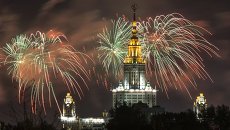 Праздничный салют в Москве в честь 70-летия Победы в Великой Отечественной войне 1941-1945 годов. Архивное фото Праздничный салют в Москве в честь 70-летия Победы в Великой Отечественной войне 1941-1945 годов. Архивное фото