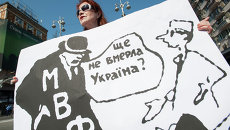 Участница первомайского шествия в Киеве Участница первомайского шествия в Киеве