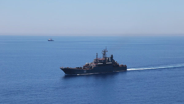 Большой десантный корабль во время военных учений в Средиземном море. Архивное фото