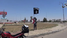 Боевики ИГ на улице Эр-Рамади в провинции Анбар, Ирак. Архивное фото Боевики ИГ на улице Эр-Рамади в провинции Анбар, Ирак. Архивное фото