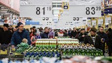 Посетители в гипермаркете. Архивное фото Посетители в гипермаркете. Архивное фото