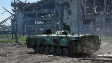 Ополченец у разрушенного здания аэропорта Донецка. Украина, июнь 2015 Ополченец у разрушенного здания аэропорта Донецка. Украина, июнь 2015