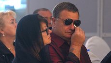 Отец певицы Владимир Фриске и мать Ольга Копылова на церемонии прощания с певицей Жанной Фриске в здании Крокус Сити Холл в Москве. Архивное фото Отец певицы Владимир Фриске и мать Ольга Копылова на церемонии прощания с певицей Жанной Фриске в здании Крокус Сити Холл в Москве. Архивное фото