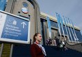 Волонтер у указателя к пункту аккредитации участников Петербургского международный экономического форума 2015 Волонтер у указателя к пункту аккредитации участников Петербургского международный экономического форума 2015
