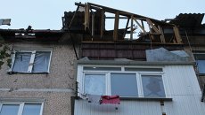 Дом, поврежденный в результате обстрела, в Октябрьском районе Донецка. Архивное фото Дом, поврежденный в результате обстрела, в Октябрьском районе Донецка. Архивное фото