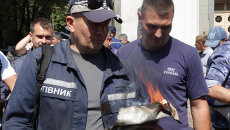 Киевские пожарные поджигали собственную униформу на акции протеста у Рады Киевские пожарные поджигали собственную униформу на акции протеста у Рады