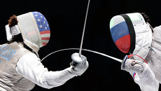 Нзинга Прескод (США) и Аида Шанаева (Россия) в полуфинальном поединке на соревнованиях среди женщин по фехтованию на рапирах на чемпионате мира в Москве Нзинга Прескод (США) и Аида Шанаева (Россия) в полуфинальном поединке на соревнованиях среди женщин по фехтованию на рапирах на чемпионате мира в Москве
