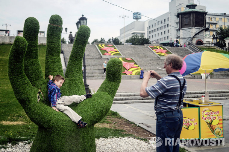 Мужчина с ребенком фотографируются в центре Екатеринбурга Мужчина с ребенком фотографируются в центре Екатеринбурга