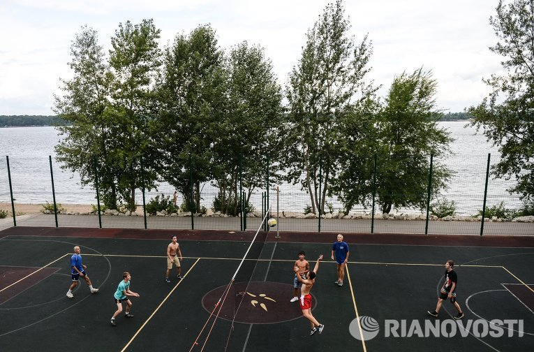 Жители Самары играют в волейбол на набережной Жители Самары играют в волейбол на набережной
