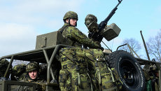 Военнослужащие чешской армии во время совместных учений войск НАТО. Архивное фото Военнослужащие чешской армии во время совместных учений войск НАТО. Архивное фото