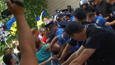 Противники Кернеса с криками “Позор” пытались пробиться на суд по его делу Противники Кернеса с криками “Позор” пытались пробиться на суд по его делу