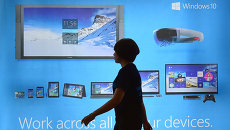 Женщина проходит мимо рекламного щита операционной системы Windows 10 в Сеуле, Южная Корея Женщина проходит мимо рекламного щита операционной системы Windows 10 в Сеуле, Южная Корея