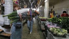Продажа цветов на Рижском рынке в Москве. Архивное фото Продажа цветов на Рижском рынке в Москве. Архивное фото