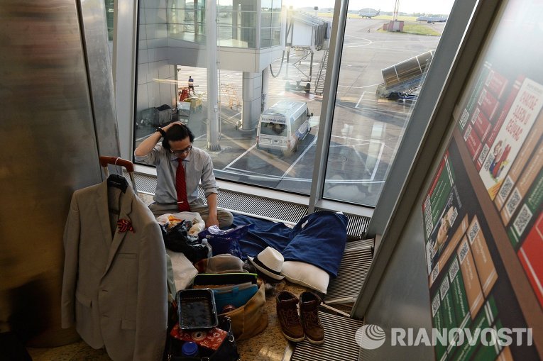 В аэропорту Шереметьево второй месяц живет японский журналист Тэтсуя Або В аэропорту Шереметьево второй месяц живет японский журналист Тэтсуя Або