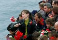 Родственники членов экипажа АПЛ Курск бросают цветы в Баренцево море Родственники членов экипажа АПЛ Курск бросают цветы в Баренцево море