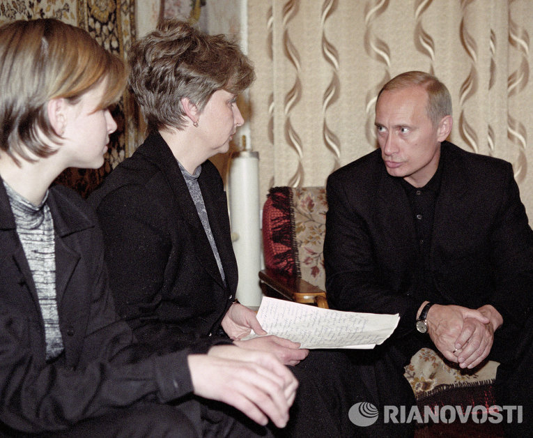 Президент РФ Владимир Путин общается с семьей погибшего командира АПЛ Курск Геннадия Лячина Президент РФ Владимир Путин общается с семьей погибшего командира АПЛ Курск Геннадия Лячина