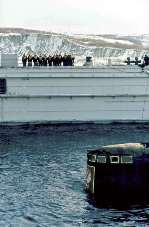 Атомная подводная лодка в порту Росляково после подъема со дня Баренцева моря Атомная подводная лодка в порту Росляково после подъема со дня Баренцева моря