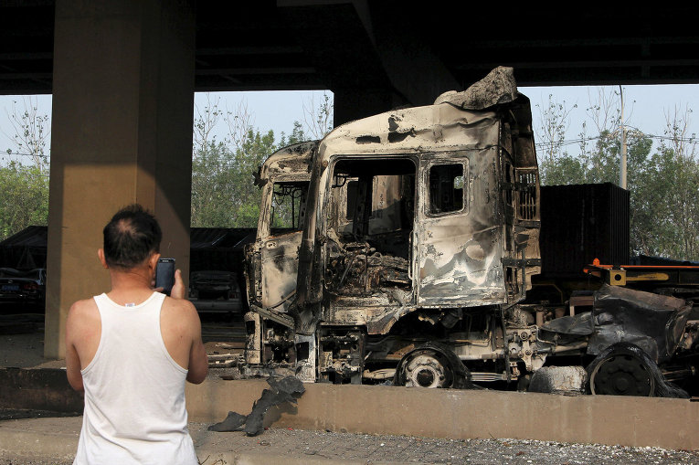 Поврежденный автомобиль в результате взрывов на складе опасных веществ в промышленном городе Тяньцзинь в Китае Поврежденный автомобиль в результате взрывов на складе опасных веществ в промышленном городе Тяньцзинь в Китае