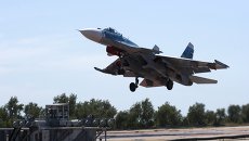 Самолет СУ-33 во время тренировочного полета летчиков палубной авиации Самолет СУ-33 во время тренировочного полета летчиков палубной авиации