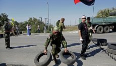 Активисты заблокировали автотрассу у поселка Чонгар на границе Украины и Крыма. Архивное фото Активисты заблокировали автотрассу у поселка Чонгар на границе Украины и Крыма. Архивное фото