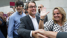 Председатель правительства Каталонии, кандидат от партии Junts pel Si (Вместе за Да) Артур Мас (в центре) с женой Хеленой Ракошник в день выборов в парламент Каталонии. Архивное фото Председатель правительства Каталонии, кандидат от партии Junts pel Si (Вместе за Да) Артур Мас (в центре) с женой Хеленой Ракошник в день выборов в парламент Каталонии. Архивное фото
