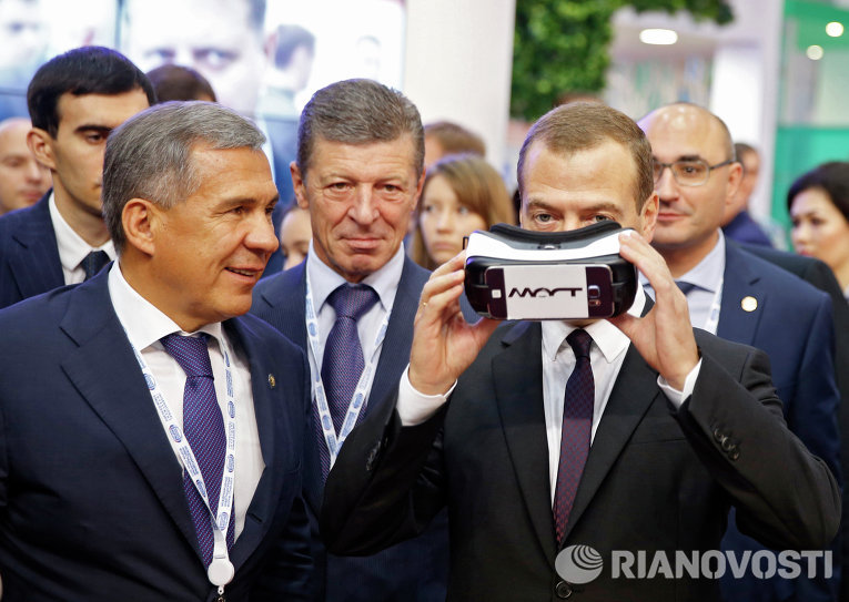 Председатель правительства России Дмитрий Медведев во время осмотра стендов инвестиционного форума Сочи-2015 Председатель правительства России Дмитрий Медведев во время осмотра стендов инвестиционного форума Сочи-2015