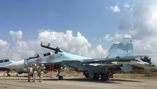 Российские летчики готовятся к посадке в истребитель Су-30 перед вылетом с аэродрома Хмеймим в Сирии Российские летчики готовятся к посадке в истребитель Су-30 перед вылетом с аэродрома Хмеймим в Сирии