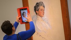 Посетитель у картины Портрет Княгини З.Н.Юсуповой, 1900-1902 Посетитель у картины Портрет Княгини З.Н.Юсуповой, 1900-1902