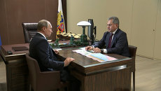 Шойгу доложил Путину об атаке российских кораблей по позициям ИГ в Сирии Шойгу доложил Путину об атаке российских кораблей по позициям ИГ в Сирии