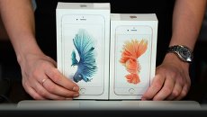 Продавец демонстрирует новые смартфоны Apple iPhone 6 и iPhone 6 plus. Архивное фото Продавец демонстрирует новые смартфоны Apple iPhone 6 и iPhone 6 plus. Архивное фото