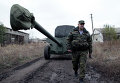 Военнослужащий у военной техники, отведенной от линии соприкосновения ДНР, на специально подготовленной площадке в Донецкой области Военнослужащий у военной техники, отведенной от линии соприкосновения ДНР, на специально подготовленной площадке в Донецкой области