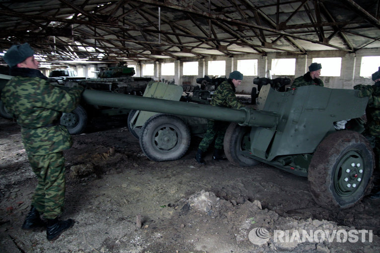 Военнослужащий у военной техники, отведенной от линии соприкосновения ДНР, на специально подготовленной площадке в Донецкой области Военнослужащий у военной техники, отведенной от линии соприкосновения ДНР, на специально подготовленной площадке в Донецкой области
