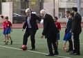 Мэр Лондона Борис Джонсон и президент Израиля Реувен Ривлин играют в футбол во время старта нового футбольного сезона организации Equalizer, Израиль Мэр Лондона Борис Джонсон и президент Израиля Реувен Ривлин играют в футбол во время старта нового футбольного сезона организации Equalizer, Израиль