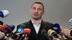 Лидер объединенной партии Солидарность, мэр Киева Виталий Кличко общается с журналистами на избирательном участке в Киеве во время второго тура выборов в органы местного самоуправления Лидер объединенной партии Солидарность, мэр Киева Виталий Кличко общается с журналистами на избирательном участке в Киеве во время второго тура выборов в органы местного самоуправления