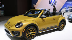 Автомобиль Volkswagen Beetle Dune на автошоу Los Angeles Auto Show в Лос-Анджелесе, США Автомобиль Volkswagen Beetle Dune на автошоу Los Angeles Auto Show в Лос-Анджелесе, США