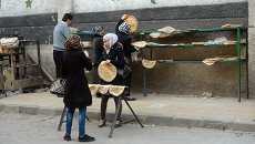Горожане раскладывают горячий хлеб в Старом городе Дамаска Горожане раскладывают горячий хлеб в Старом городе Дамаска