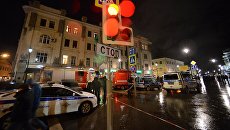 Сотрудники правоохранительных органов проводят следственные действия на остановке общественного транспорта на улице Покровка в Москве, где произошел взрыв неизвестного взрывного устройства Сотрудники правоохранительных органов проводят следственные действия на остановке общественного транспорта на улице Покровка в Москве, где произошел взрыв неизвестного взрывного устройства