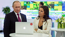 Президент России Владимир Путин и главный редактор телеканала RT (Russia Today) Маргарита Симоньян на выставке, посвящённой 10-летию вещания Russia Today Президент России Владимир Путин и главный редактор телеканала RT (Russia Today) Маргарита Симоньян на выставке, посвящённой 10-летию вещания Russia Today